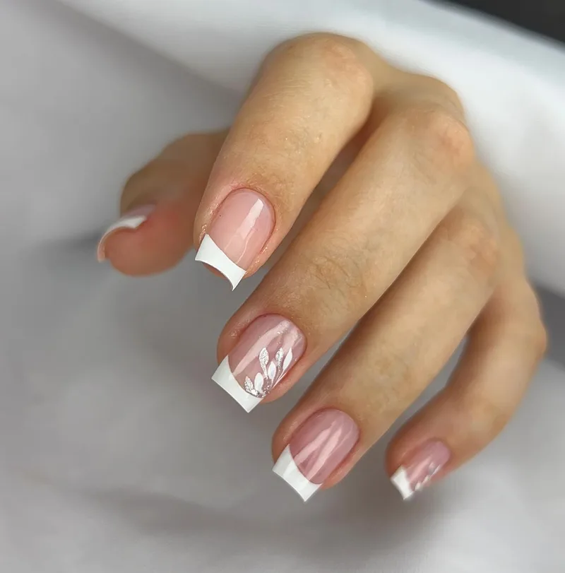 Francesinha clássica quadrada com nail art floral delicada branca