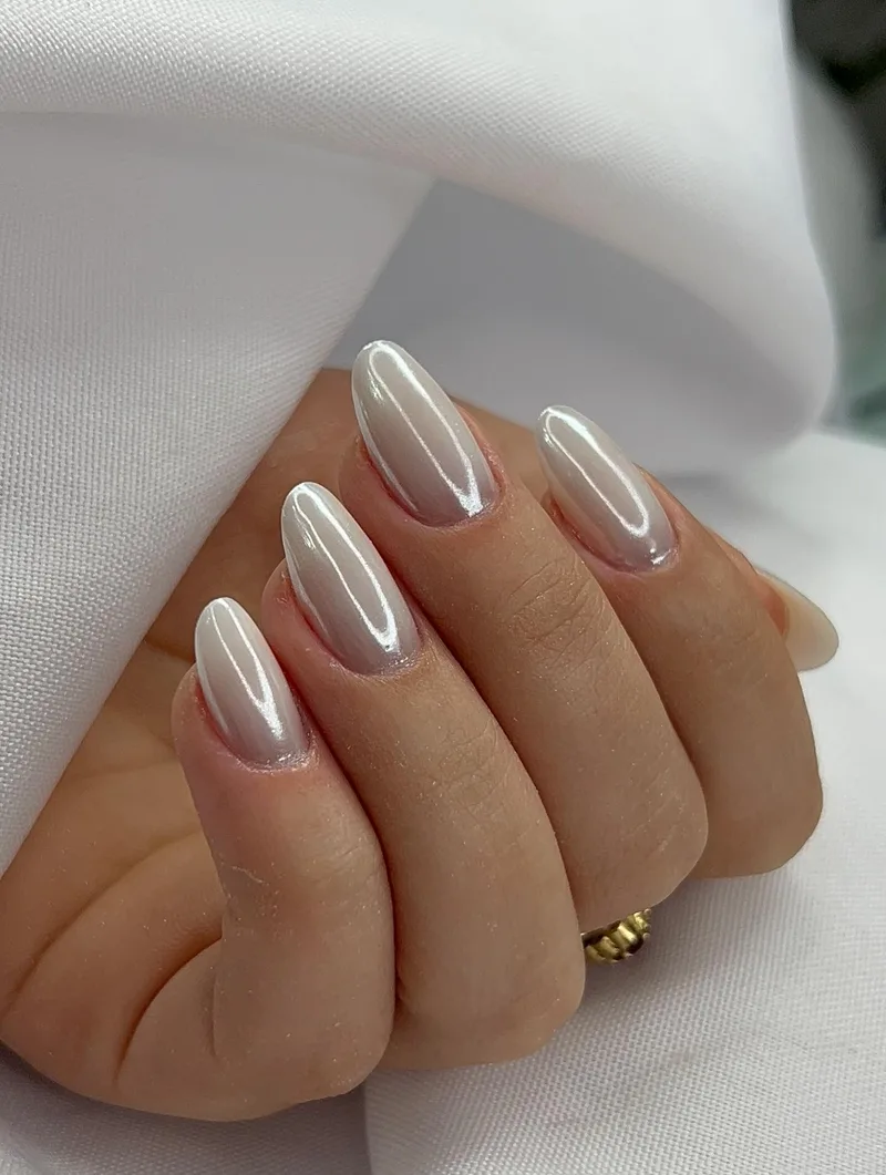 Unhas amendoadas com esmaltação perolada acabamento glazed donut